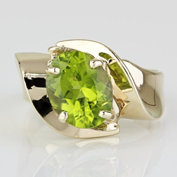 Vintage 10K Yellow Gold Oval Green Peridot Anniversary / Cocktail Ring